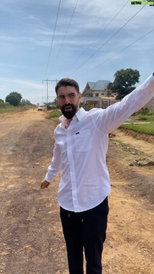 Redouane Behache Instagram - Double Fréquence 💫 LUBUMBASHI 🌍 #ouaicestbon #pitchou #world #humour #africa #congo #algerie #comedie #DeCastelbajak #monumentVivant #ensemble ✅✊🏼💥#degats