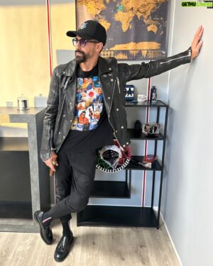Redouane Behache Instagram - Pitchou ROCK « n » ROLL amoureux de la RUMBA ❤️ êtes vous prêt ? #ouaicestbon #charisme #pitchou #redouane #love #rumba #music #joie #culture @rumbaculture
