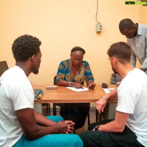 Redouane Behache Instagram - Au Congo RD à l’hôpital Pédiatrique de Kalembe-Lembe on y sauve des vies celles des enfants 🙏🏼 AIDONS LES ‼️avec @banazolafoundation @distelzola #ensemble #amour #paix #world
