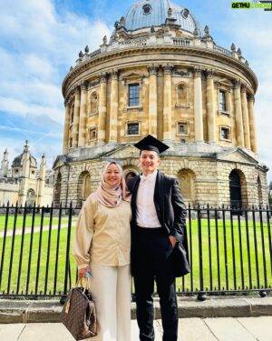 Redza Minhat Instagram - Alhamdulillah, done. A picture with the real MVP. I wish mom was here. #oxonian #oxfordsbs