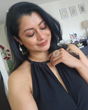 Reenu Mathews Instagram - Lady in black saying Hellooo 🤍🧿

👗@zara

#portraitshots 
#reenumathews 
#blackdress
#zarawoman