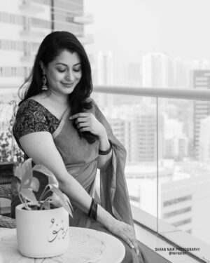 Reenu Mathews Instagram - Saree state of mind 🤍🖤

#sareelove 
#sixyardsofelegance 
#reenumathews 
#summerindubai
#blacknwhitephotography 
#portraitshots