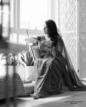 Reenu Mathews Instagram - Saree state of mind 🤍🖤

#sareelove 
#sixyardsofelegance 
#reenumathews 
#summerindubai
#blacknwhitephotography 
#portraitshots
