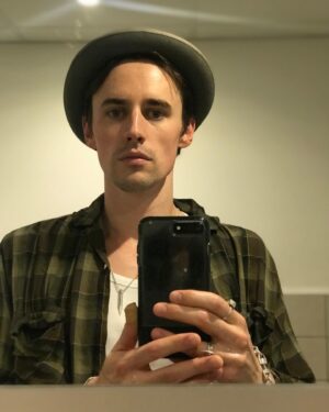 Reeve Carney Instagram - London - September, 2018 photo dump part 2 🌹 Again, with the sneak attack selfie, this time featuring the amazing @glambergray 😊 @hadestown