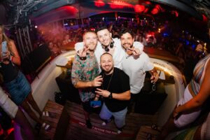 Regard Instagram - When is time to party we party hard 🔥
@faroutbeachclub Was 🔥 
@damienwright.jpg 📸