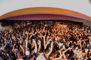 Regard Instagram - When is time to party we party hard 🔥
@faroutbeachclub Was 🔥 
@damienwright.jpg 📸