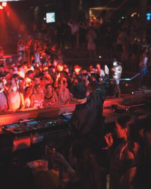 Regard Instagram - Such a fun #mykonos #grecce🇬🇷 @cavoparadisoclub 
Can’t wait to be back on August🫶🏻