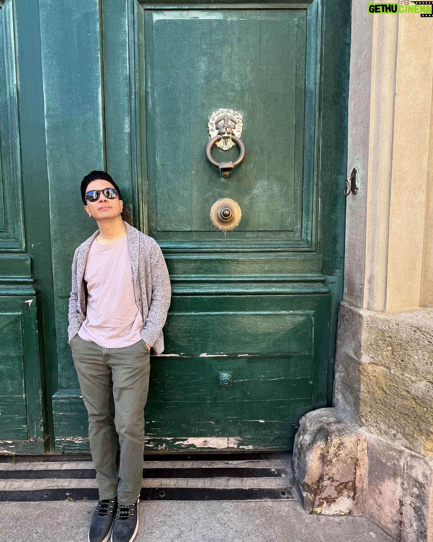 Reggie Lee - 2.7K Likes - A little #WBW Vacay dump. Needed this one. Hope everyone’s having a great start to the summer!!
LA -> Lisbon-> Malaga -> Cartagena -> Valencia -> Barcelona -> Madrid -> Montpellier -> Lyon -> NYC -> LA
#whew