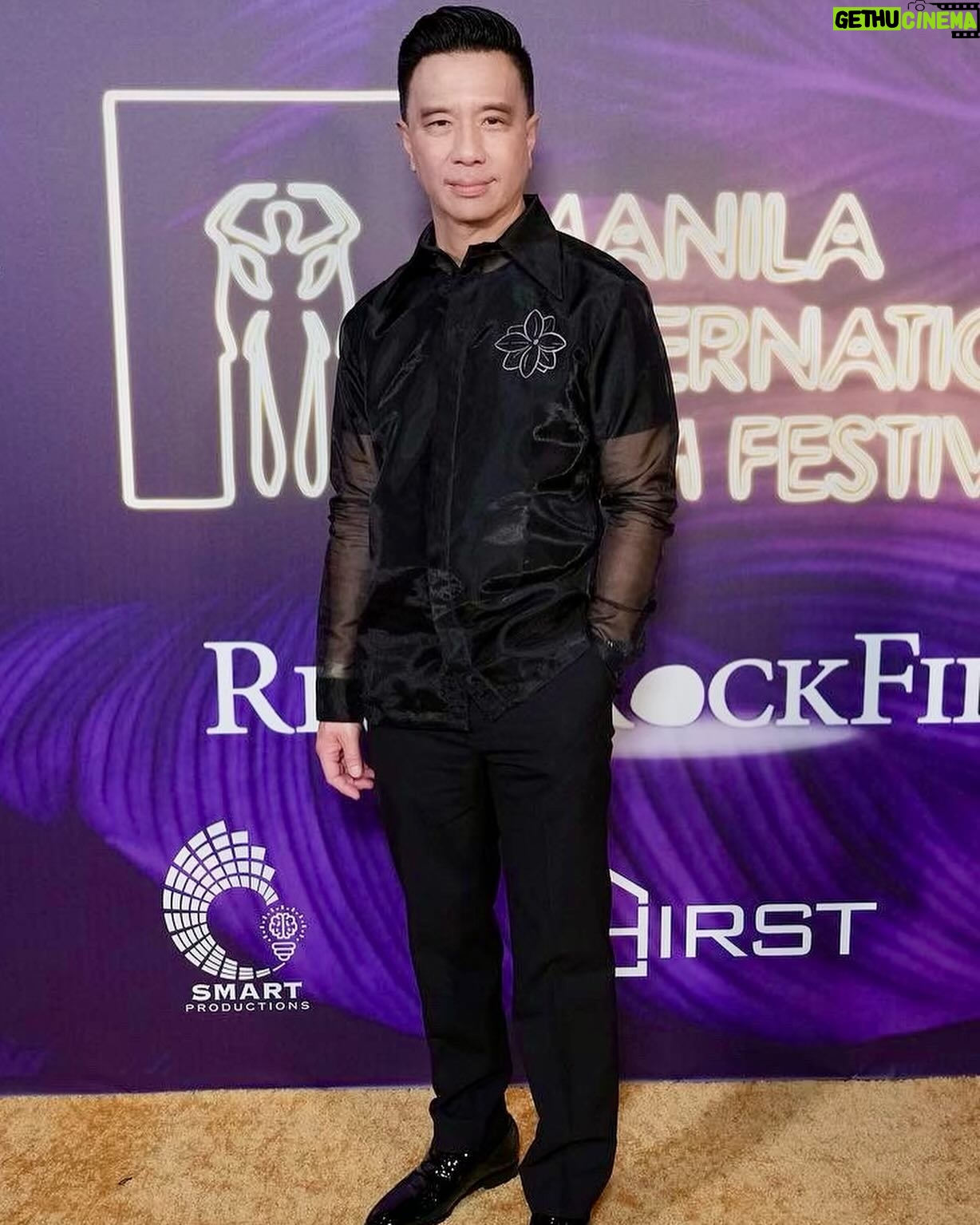 Reggie Lee - 2.4K Likes - Congratulations to the winners of the Inaugural @manilaintlfilmfest !!!! And huge congrats to the dream team led by @lisalew207 @rubenvnepales and @janetrnepales that made it all possible! What an amazing step forward in bridging the gap between Filipino Cinema and the Filipino American community and the world. Wonderful to meet you @mr_enchongdee ! Here’s to your continued success and impactful work!! 🥂So great to see so many friends and colleagues all together for a very special evening!! What a pleasure it was to be on the jury of this Inaugural #ManilaInternationalFilmFestival. Thank you @vintagallery for this special Barong. MABUHAY!! 🙌🏽🙌🏽🇵🇭🥂
Red carpet 📸: The one and only @sthanlee
Other 📸 by : @janetrnepales @gtongi @rubenvnepales
Barong by @vintagallery