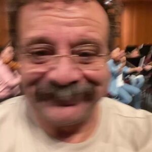 Reha Özcan Instagram - Bursa Senfoni orkestrası ile, son provamız. Hayatın çılgın, koşturmacasında, ne büyük bir lütuf oldu, bu buluşma. Akşam 20.00’de Merinos Atatürk ve kültür merkezinde, Kuvay- Milliye’yi okuyacağız. 
Bu davet için çok teşekkür ediyorum, canım ağbim. @ibrahim60sahin