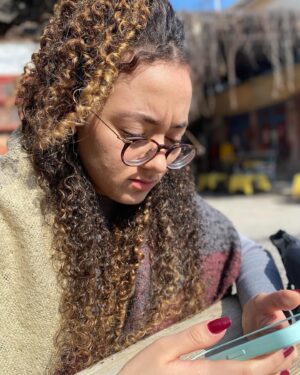 Reha Özcan Instagram - Güzel kızım, hayat ektiklerimizi toplayarak geçen zaman. Dikenler batıyor, toprak kuruyor, erken inen kış, gelmeyen bahar, korunma ve direnme... Dilerim kendine yetersin sorunlar karşısında. Ben ömrüm vefa ettikçe su ve ilaç olarak yanındayım. Bugün 21, bu kadar büyümen can sıkıyor. Uzaktasın, içim buruk. Fakat sevdiğin bir işe tutunmak için eğitimde olduğunu biliyorum...Kendi hayal ettiklerinin, en iyisi olursun dilerim...Seni seviyorum...🤗🌸❤️🙏🧿