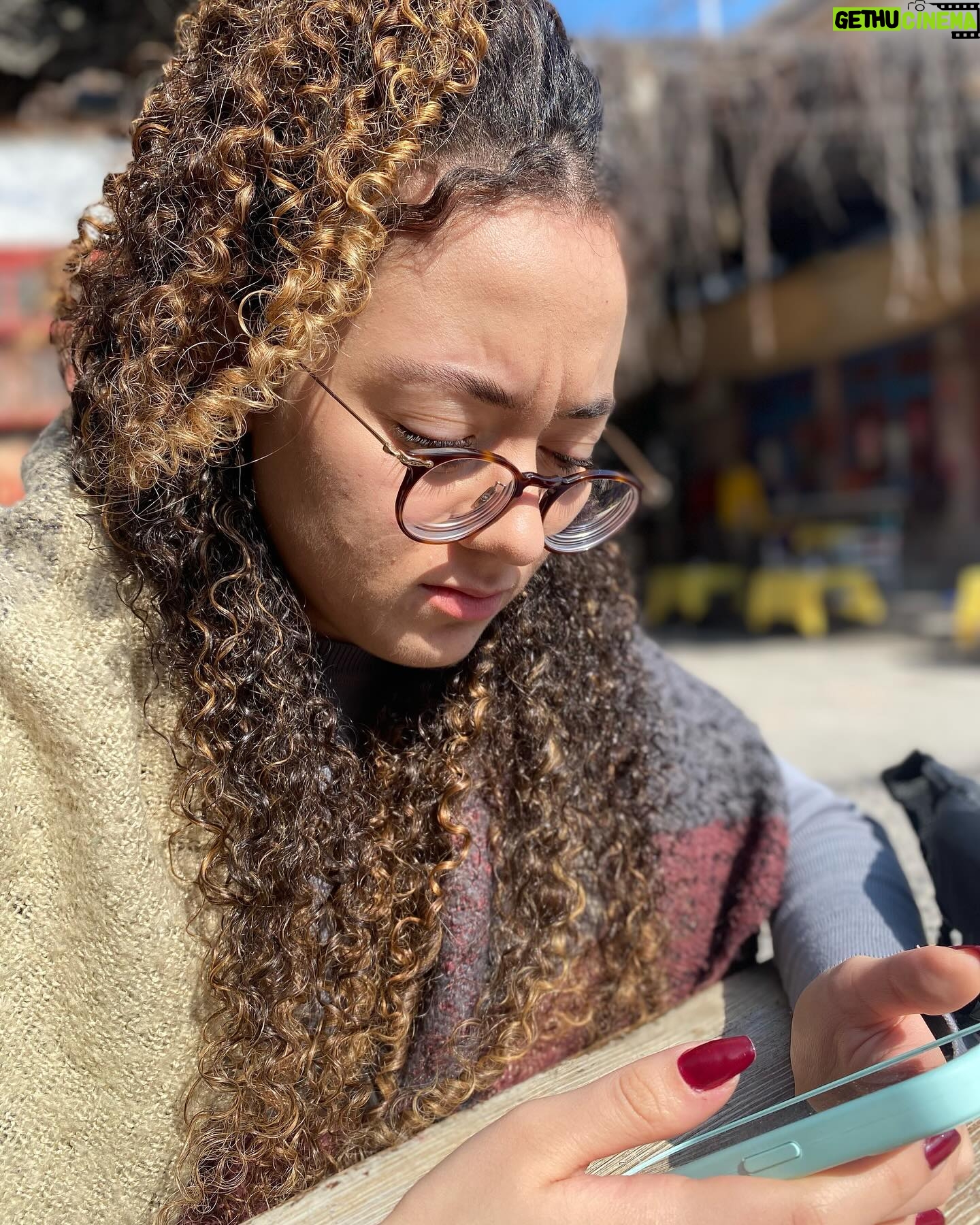 Reha Özcan - 3.7K Likes - Güzel kızım, hayat ektiklerimizi toplayarak geçen zaman. Dikenler batıyor, toprak kuruyor, erken inen kış, gelmeyen bahar, korunma ve direnme... Dilerim kendine yetersin sorunlar karşısında. Ben ömrüm vefa ettikçe su ve ilaç olarak yanındayım. Bugün 21, bu kadar büyümen can sıkıyor. Uzaktasın, içim buruk. Fakat sevdiğin bir işe tutunmak için eğitimde olduğunu biliyorum...Kendi hayal ettiklerinin, en iyisi olursun dilerim...Seni seviyorum...🤗🌸❤️🙏🧿