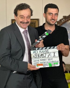 Reha Özcan Instagram - Uzun süredir beklediğimiz filmimizi çekiyoruz. Umarım yolu iyiliklere varır…
#acıkahve 
@sonersertt