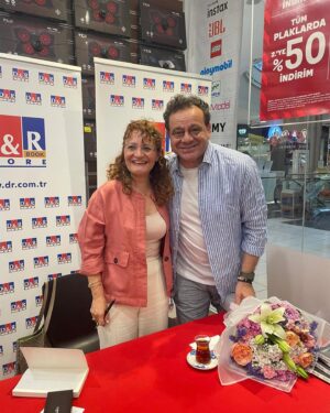 Reha Özcan Instagram - Birlikte iyileşeceğiz adlı kitabımın imza günleri hızla devam ederken varolan aile dinamiklerini korumak ve yıllarca hep yaptığımız gibi sonuna kadar birbirine destek olmak için yine turnelerimizi birleştirdik.😅
@rehaozcanofficial  Eskişehir’de Bir Garip Orhan Veli ‘yi sergilemeden önce imza günüme gelip bana sonsuz güç ve destek verdi.❤️ @rehaozcankumpanyasi ndan sevgili @nalan13 ve @bulentkures de yanımdaydı.🙏 ve sevgili gönüllü vefakar abimiz @hakkidemirtas54  ve can dostlarımm  @eczemineozturkozkayki ve @esrademirkalaa 🙏Oyun sonrası bende onlara desteğe gittim.Yaşasınnn bir olmanın gücü ve gücümüz yetene kadar sonsuza dek desteğimiz 🙏🧿❤️
#ailecandır #birgariporhanveli #birlikteiyileşeceğiz