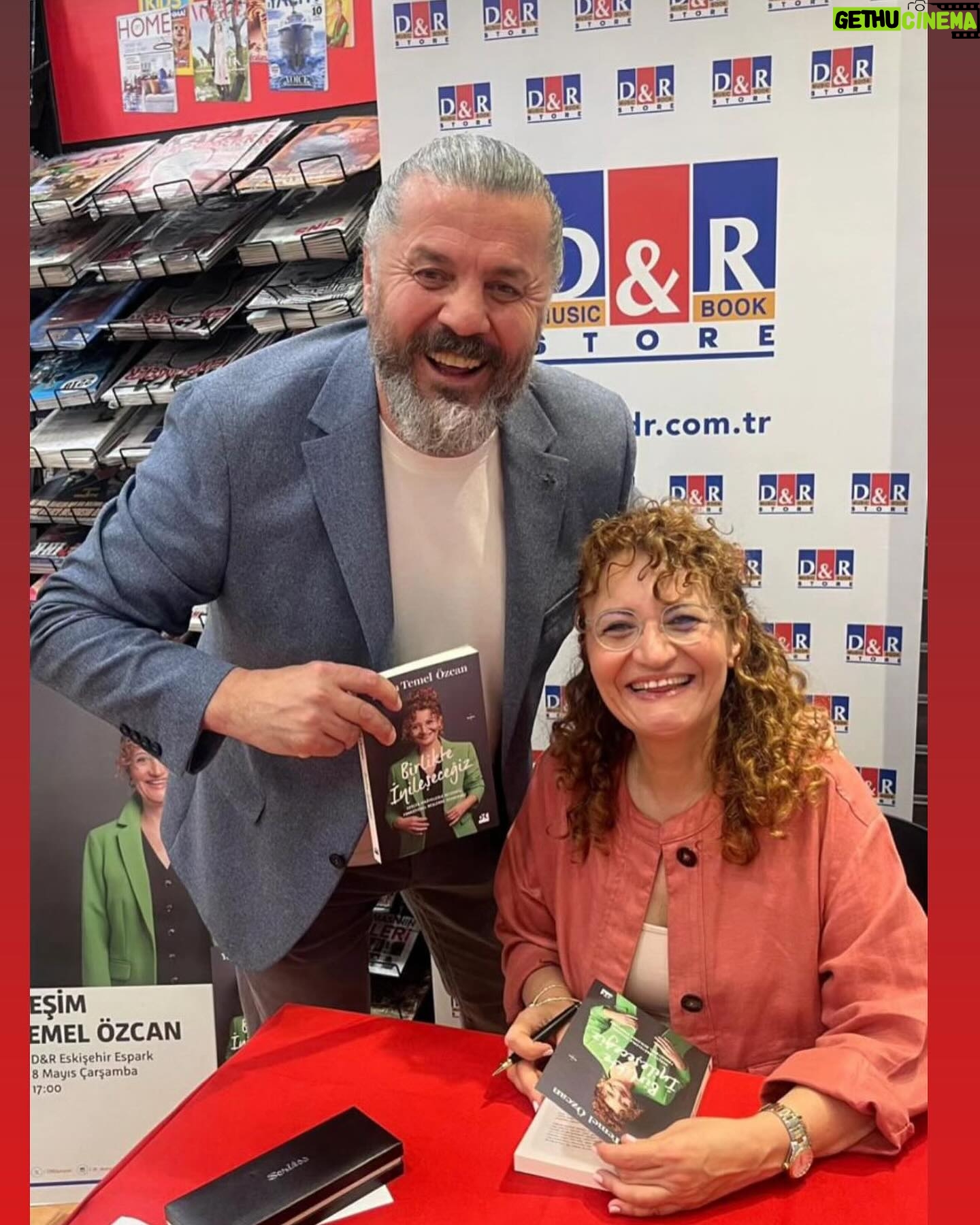 Reha Özcan - 3.6K Likes - Birlikte iyileşeceğiz adlı kitabımın imza günleri hızla devam ederken varolan aile dinamiklerini korumak ve yıllarca hep yaptığımız gibi sonuna kadar birbirine destek olmak için yine turnelerimizi birleştirdik.😅
@rehaozcanofficial Eskişehir’de Bir Garip Orhan Veli ‘yi sergilemeden önce imza günüme gelip bana sonsuz güç ve destek verdi.❤️ @rehaozcankumpanyasi ndan sevgili @nalan13 ve @bulentkures de yanımdaydı.🙏 ve sevgili gönüllü vefakar abimiz @hakkidemirtas54 ve can dostlarımm @eczemineozturkozkayki ve @esrademirkalaa 🙏Oyun sonrası bende onlara desteğe gittim.Yaşasınnn bir olmanın gücü ve gücümüz yetene kadar sonsuza dek desteğimiz 🙏🧿❤️
#ailecandır #birgariporhanveli #birlikteiyileşeceğiz