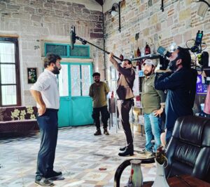 Reha Özcan Instagram - Sette sizin görmediğiniz alanlarda, bütün işler zor ve yorucudur. Ne iş olsa yaparım diyen bir çok insanı pes ettirir… Lakin sonucu paylaşmak müthiş bir keyiftir…
#üçkızkardeş  setinden…
@kanald 
@surecfilm