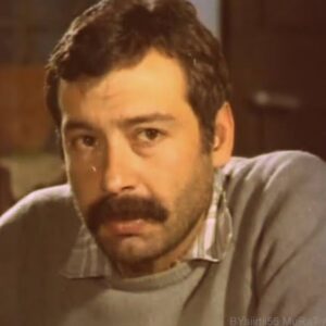 Reha Özcan Instagram - 1979 yılıydı. Bursa Ahmet Vefik Paşa tiyatrosunda bir oyun izledim. Kahvede Şenlik Var...
O gün hayatım değişti. Sahneden gelen enerji başka bir yerde nefes alamayacağımı gösterdi.
Can Gürzap, @semaceyrekbasi ve @adnan_biricik .
Sonra aynı kurumda ustalarım oldular. Bugün tiyatroya aşık olmama sebep olan ustalardan birini kaybetmenin hüznünü yaşıyorum. Yattığın yer incitmesin, mekanın cennet olsun usta....