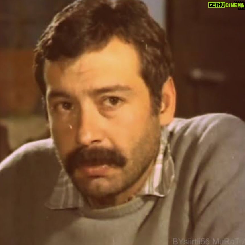 Reha Özcan - 2.9K Likes - 1979 yılıydı. Bursa Ahmet Vefik Paşa tiyatrosunda bir oyun izledim. Kahvede Şenlik Var...
O gün hayatım değişti. Sahneden gelen enerji başka bir yerde nefes alamayacağımı gösterdi.
Can Gürzap, @semaceyrekbasi ve @adnan_biricik .
Sonra aynı kurumda ustalarım oldular. Bugün tiyatroya aşık olmama sebep olan ustalardan birini kaybetmenin hüznünü yaşıyorum. Yattığın yer incitmesin, mekanın cennet olsun usta....