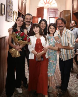 Reha Özcan Instagram - Çok keyifli bir sezonun sonuna geldik. Umarım yeni sezonda aynı güzelliklerle, iyiliğe kaçarız.
@kanald 
@surecfilm 
@iclalaydin @iincigundogdu 
@uckizkardestvdizisi