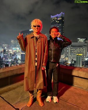 Reiji Okamoto Instagram - 会えなくなる人が増えれば、会えるようになる人も増える。それが人生ですね。まさかZion.TさんのMVを撮る日が来るとは思いもしなかったです。本当に楽しかった！貴重な経験をありがとうございます！✌️

만날 수 없게 되는 사람이 늘어나면 만날 수 있는 사람도 늘어난다.그게 인생이죠.설마 자이언티의 뮤직비디오를 찍을 날이 올 줄은 몰랐어요.정말 즐거웠어!귀중한 경험 감사합니다!

 @standardfriends @ziont @ryu_button @yagi_exhibition @theblacklabel