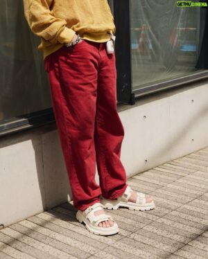 Reiji Okamoto Instagram - 人生初のサンダル、人生初の足クロス。そして
ヨーヨー。ｳｹﾙﾖﾈ

#DrMartens #ドクターマーチン #MADEFORSUMMER #PR 
@drmartens_japan @fashionsnapcom