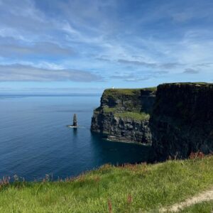 Reina Hidalgo Instagram - 🅓🅤🅑🅛🅘🅝 🍀🇮🇪 ✌🏾
#barackobamaplaza #nature #cliffofmoher #galwayireland #beautyofburrenwalks