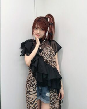 Reina Tanaka Instagram - .
きのうクロクルで着た洋服🎀
髪型は久しぶりにサイドの高めポニーにしました✌️✨️

黒のヒラヒラを上からする事によって
どんな洋服になっとうか分からん構造やろ？🖤笑
最近こういうのにハマってます🤭
・‥…━━━☞・‥…━━━☞
#れーなこーで
#labelleEtude #ラベルエチュード
#jouetie #ジュエティー
#サイドポニー  #ポニーテール