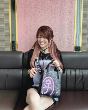 Reina Tanaka Instagram - .
ピンク🩷に惹かれて 展示会でオーダーしたバッグ✧
洋服の柄は合わせたけど 
後ろの壁もたまたまピンクでした💓💓💓
・‥…━━━☞・‥…━━━☞
#カステルバジャック #castelbajac 
#バッグ #カバン #👜