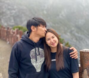Reiner Manopo Instagram - Aku mah diajak naik aja udah bahagia, apalagi...(lanjutkan)😍
.
.
.
.
>>>>>JANGAN dislide sampe ujung!
.
.
.
.
ntar nanyain yg satunya lg 😝🙈
#adisty #reinermanopo #reinergmanopo #reinergrandiemanopo #adistyjuniar #couplegoals #summit #highking #jalanjalan #nature #santuy