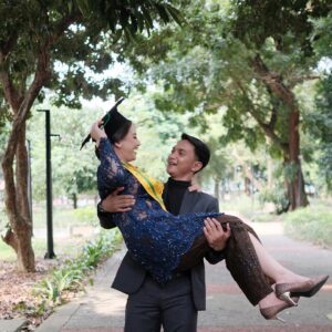 Reiner Manopo Instagram - Congraduatioooon cantiknya aku
@adistyjuniar S.I.Kom ❤️😍
So proud of you ❤️😘😍🤗
.
.
.
selamat datang didunia yg sesungguhnya 🔥😎🤙🏼
#reinermanopo #reinergmanopo #reinergrandiemanopo #adisty #wisuda #congraduation