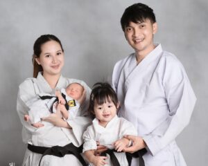 Reiner Manopo Instagram - osh sensei 👊🏼😎🔥
.
.
holaa aunty uncle semuanya. 
Doain Junior & Alexa yah biar bisa jadi juara kaya opah dan keluarga 😘❤️😍 
📸 @khayraportrait 
#reinermanopo #adisty #family #newborn #love #baby #born #karate #karateka
