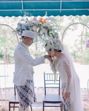 Reiner Manopo Instagram - Terimakasih banyak WO terbaik 😘❤️🥰😍👏🏼
@shofiaahmad_makeup @shofiaahmad_wedding @shofiaahmadwedding.id  #reinermanopo #adistyjuniar #wedding #weddingdress #weddingdecor  #weddingmakeup #weddingmoments