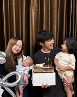 Reiner Manopo Instagram - Alhamdulillah terimaksih ya Allah engkau memberikan keluarga yg luar biasa dan terimakasih atas semua nikmat yg telah Engkau berikan selama ini, hamba hanya bisa bersyukur & berserah semua kepada-Mu ya Allah aamiin aamiin aamiin ya rabbalalamin alhamdulillah wa syukurillah 🤲🏼😘❤️ 
.
.
.
.
.
btw slide terakir Junior @remmymanopo cuma mau bilang 
"terimakasih papa, aku suka banget potongan rambutnya, KEREEN👊🏼😎🔥"
#reinermanopo #reinergmanopo #reinergrandiemanopo #actor #indonesia #family #love #bigfamily #ilovemyfamily