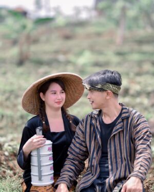 Reiner Manopo Instagram - 🤵🏻‍♂️: neng, liat deh! semua pada ngeliatin kita!.
👩🏻‍💼: ko pd ngeliatin sih bang??
.
.
.
🤵🏻‍♂️: KARNA MEREKA SADAR, SELAMA INI BERSANDAR SAMA BAYANGAN, YANG GA BISA DIRASAKAN DALAM KENYATAAN ✌🏼🤣
.
.
🤵🏻‍♂️: Jangan diSLIDE yg terakir yah, NANTI NENG NYA NANYA LAGI>>>>
.
.
👩🏻‍💼: emang kenapa sih bang?
🤵🏻‍♂️: SOALNYA SAAT KAMU TULUS BERSANDAR DLM JIWA, CINTA ITU PASTI AKAN TERASA SEMPURNA 💃🏻💃🏻💃🏻
(ENENG PUN BERSANDAR)
EA EA EA WKAKKAKAKAA
.
.
.
THX TO @shofiaahmad_makeup sponsor utama kita 😎🔥❤️
MUA & Attire @shofiaahmadwedding.id 
FG @cekaphoto 
#reinermanopo #reinergmanopo #reinergrandiemanopo #adisty #prewedding #photoprewedding #indonesia #culture #petani #pahlawankami #agraris #photo #wedding #photography #photooftheday