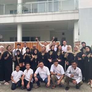 Reiner Manopo Instagram - Alhamdulillah setelah bertahun2 menabung & kerja keras akhirnya kebeli jg baju koko ini 🫶🏼❤️😍
.
.
.
Dengan segala kerendahan hati ijinkan kami sekeluarga mengucapkan,
Selamat Hari Raya Idul Fitri 1444  H,
ْTaqabalallahu Minna Wa Minkum,
MOHON MAAF LAHIR DAN BATHIN 😘❤️
#lebaran #iedmubarak #idulfitri #family #couple #love #mudik #reinermanopo #reinergmanopo #reinergrandiemanopo #adistyjuniar