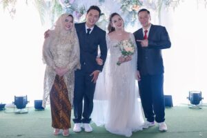 Reiner Manopo Instagram - Pelukan hangat papa yang ga pernah bisa reiner lupain. terimakasih papa sudah mengajarkan banyak hal, walaupun kurang dari setahun reiner kenal papa. kayanya ga adil aja gitu baru sebentar kita ketemu, padahal masih banyak yg reiner mau tanyain, masih banyak jg yg mau reiner pelajarin dari papa. tp ternyata Allah lebih sayang sama papa. Papa orang baik insyaAllah husnul khatimah. 
InsyaAllah semua kata2 papa dan janji yg udah kita buat didalam pelukan ini reiner akan selalu ingat seumur hidup!!! 
I LOVE YOU PAPSKY ❤️😎😘
.
.
innalilahiwainnailaihi rojiun telah berpulang ke Rahmatullah Papa Remmy Julian Firman Atmadipura 😘❤️🥰 
23 juli 1974 - 15 september 2023 ❤️❤️❤️
#papsky #superdaddy #papa #love #restinpeace #innalillahiwainnailaihirojiun