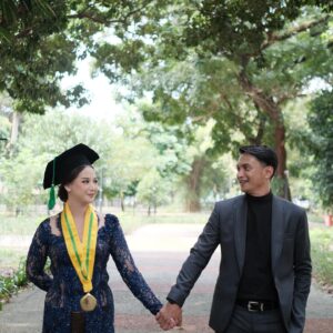 Reiner Manopo Instagram - Congraduatioooon cantiknya aku
@adistyjuniar S.I.Kom ❤️😍
So proud of you ❤️😘😍🤗
.
.
.
selamat datang didunia yg sesungguhnya 🔥😎🤙🏼
#reinermanopo #reinergmanopo #reinergrandiemanopo #adisty #wisuda #congraduation