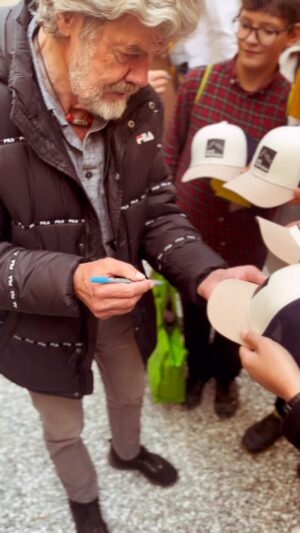 Reinhold Messner Instagram - Mülltrennung in der Schule oder ein Bauwagen als „grünes Klassenzimmer“ - die vielen Ideen, die bei dem Projekt „Ruhr Natur“ der Brost-Stiftung eingereicht wurden, hatten eins gemeinsam: alle waren auf Nachhaltigkeit und Umweltschutz ausgelegt und verändern das konkrete Lebensumfeld der Teilnehmerinnen und Teilnehmer. Projektpate Reinhold Messner hatte den Ideenwettbewerb im Februar 2023 offiziell ausgerufen!Es war einfach heute in Bruneck ein toller Tag.Danke an die Brost Stiftung und an Jack Wolfskin für das nette Gastgeschenk für die jungen Menschen @jackwolfskin @brost_stiftung  #abenteuer #adventure #natur #nature #sustainability #nachhaltigkeit #inspiration #motivation #explore #expierence #reinholdmessner #life #lifestyle #humanity