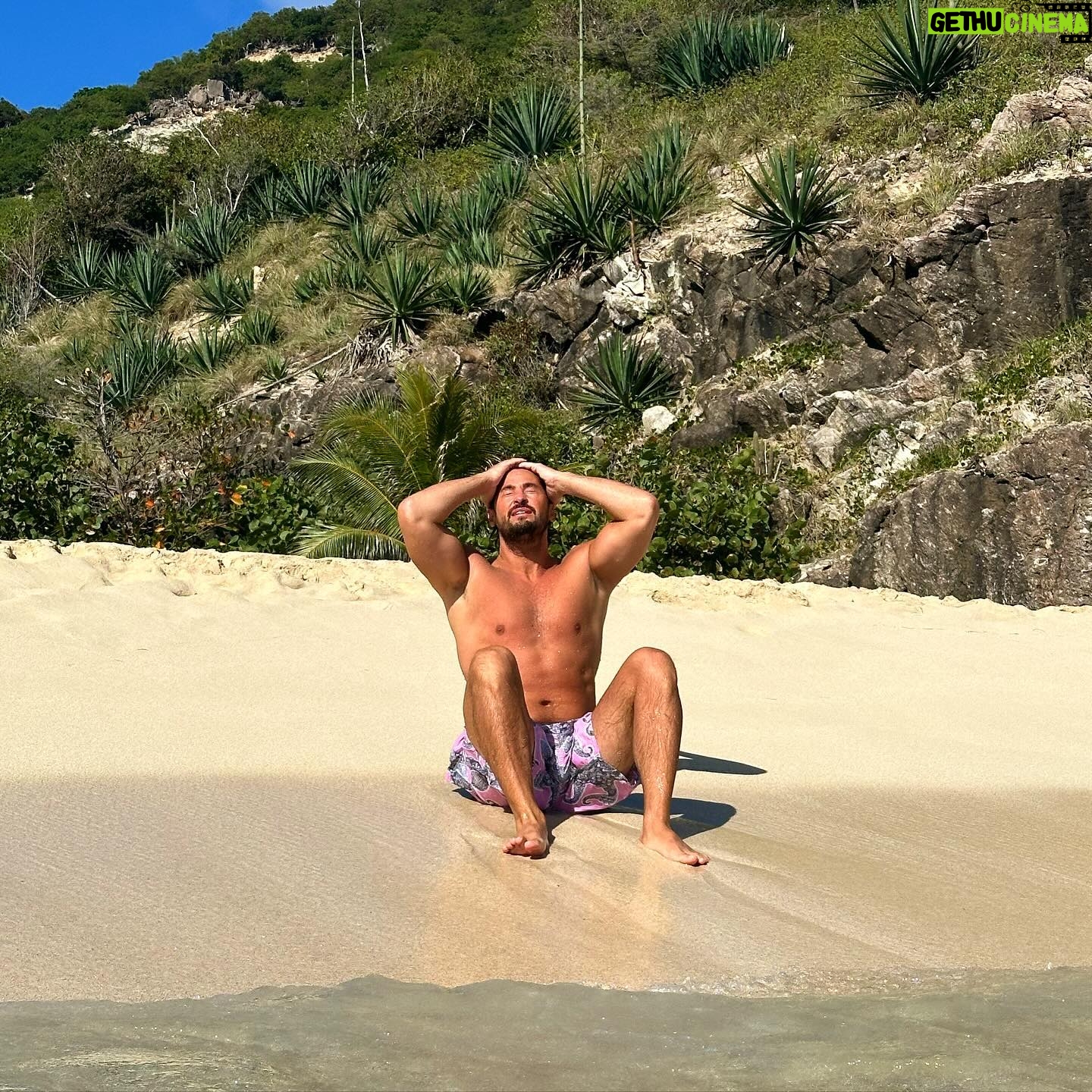 Rémi Notta - 3 Likes - Alerte à bats les coui**es 😘 #malibu #pardon