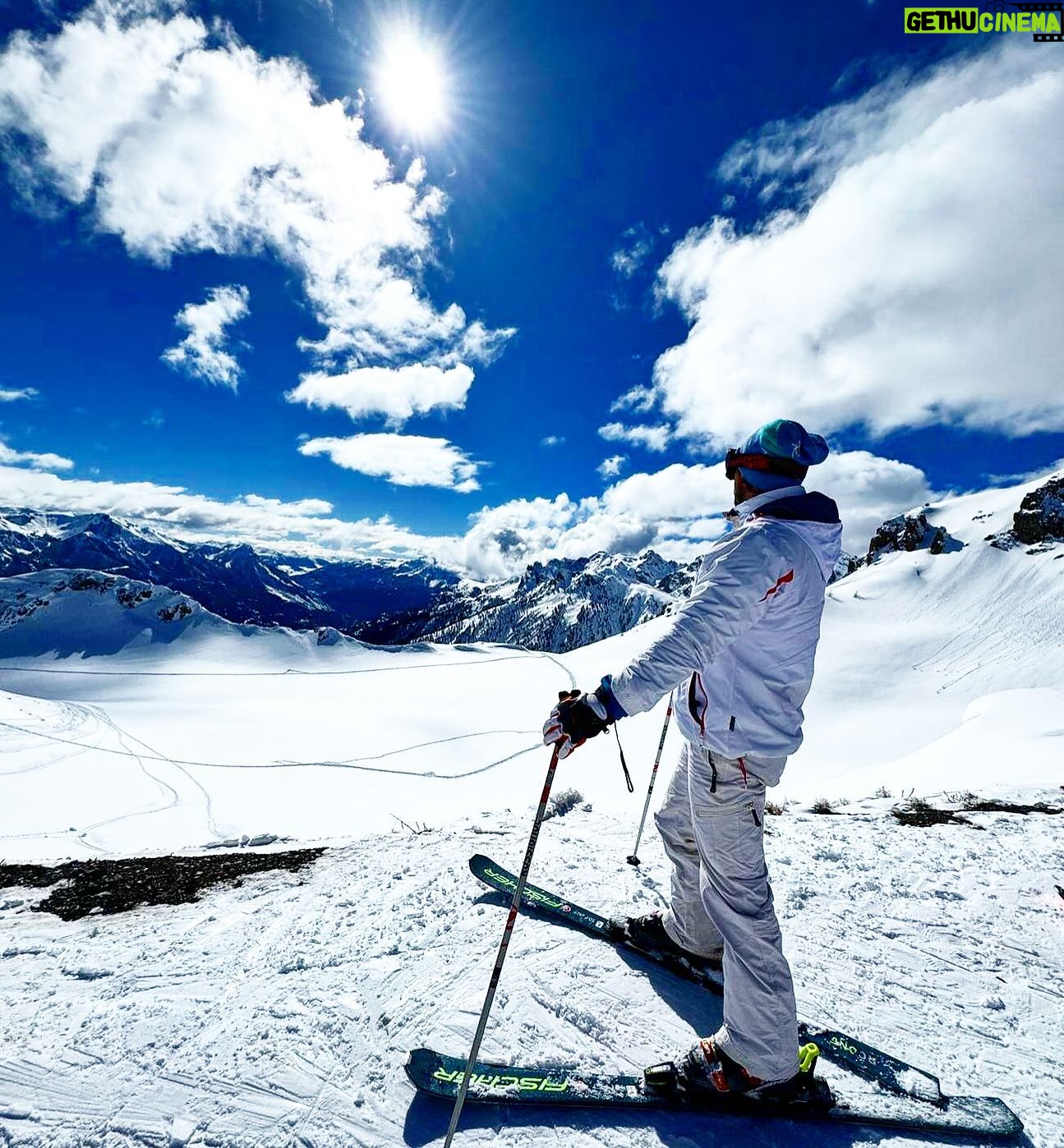 Rémi Notta - 3 Likes - Un peu de neige après presque 4 ans de soleil consécutif cela fait toujours du bien 😎😍 #waou #winter #love