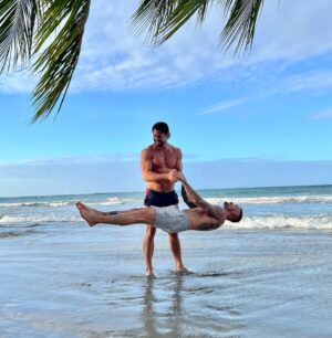Rémi Notta Instagram - On s’entraîne avec les moyens du bord avec @reminotta😭 une belle amitié est née dans cette aventure @lavilla_tfx 

#lasterrenas #lavilla7 #miami #saintropez #ninjaworkout