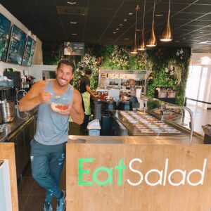 Rémi Notta Instagram - 🥑🥒🍗🍤 PENSEZ A VOTRE LIGNE ! 
Pour déjeuner sain et pas cher:
EatSaladAubagne : Salades à composer soi même avec des produits frais et complets !
Ouvert tous les jours du lundi au dimanche de 11:00 à 22:00 à emporter ou en livraison chez vous avec Uber Eat.
Dans la zone des Paluds à côté du McDo et face à Truffaut.
Salade à composer soi même avec des produits frais et complet! Pour votre santé mangez cinq fruits et légumes mat jour! 🍎🍉🍓🥝🍋 #salad #eatsalad #healthy #sport #fruit #vegetables #fit #fitness #love #food #takeaway #protein #mangersainement