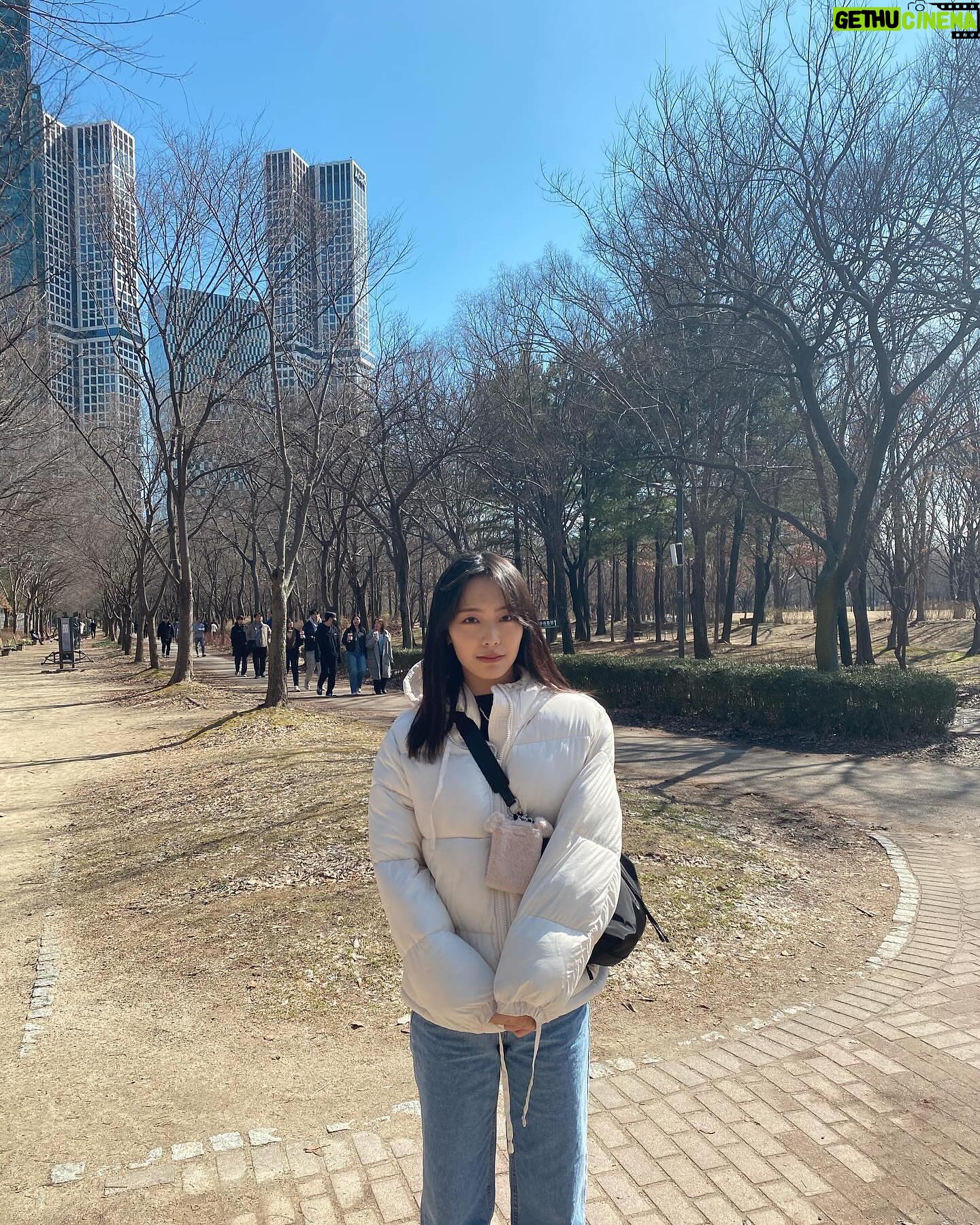 Ren Komai - 1.1K Likes - -
#서울숲
韓国の友達やみんなにお勧めされた聖水エリア🪿#성수
お散歩にぴったり。
それと凄く面白かったのは
韓国のバスがジェットコースター並みの荒ぶりで走ること💨笑
バス停に居ても、いるよ!乗るよ!アピールをしないと過ぎ去ってしまうこと💨
韓国バスではアピール命🚌
#한국여행