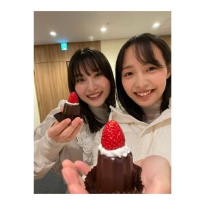 Ren Komai Instagram - -
⁡
⁡
TOKYO MX ドラマ「Sugar Sugar Honey」第2話
2/12(月)22:00〜放送🍰
⁡
今週も美味しいスイーツに、ドキドキな展開？？
⁡
写真は先週のインスタライブの時の🍰
⁡
同い年の聖菜ちゃん☺️
とっても可愛い同僚なのです🍰
⁡
今週もお見逃しなく〜！
