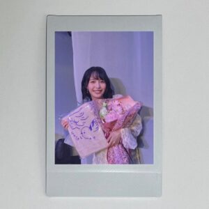 Ren Komai Instagram - 🪿
⁡
⁡
本日公開された映画「バジーノイズ」  @buzzynoisemovie 
辻井凪役で出演させて頂いております🪿
⁡
瑞々しく、一見静かなブルーの世界に見え隠れする
今を生きる人たちの心のノイズが繊細に描かれています🪿

私は新人アーティストということで
本っっ当に素敵な曲を、一曲歌わせて頂きました！
貴重な経験…有り難い限りです🪿

風間監督が作り込んだ美しくて、孤独の融け合う世界、
音楽を心から楽しめる、サウンドと、
かっこいい楽曲たち
映画館だからこそ響く音が詰まっています

是非劇場でご覧ください🪿