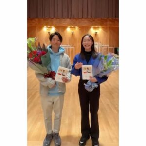 Ren Komai Instagram - 🦥
⁡
⁡
NHK FM #駒井蓮のニポミン！は
いよいよ、明日3月22日(金)AM11:25〜の放送が最終回となります！
⁡
これまでの2年間、お聴きくださった皆様
本当にありがとうございました🌸
⁡
長いようで短かった2年間、多くのゲストの皆様にお越しいただき、リスナーの皆様の温かいメッセージやリクエストを頂き
とっっっても楽しく、貴重な時間を過ごさせていただきました😌🌸
⁡
民謡初心者だった私は、
この2年間で民謡の様々な姿と出会って
民謡の歴史、味わい、多くの可能性、
故郷の唄がこんなにも自分の背中を押してくれる、
力になるんだと、気付かされました🌸
⁡
また、初めてのラジオMCを務めさせていただき
未熟な部分が多かったですが
いつもお優しい直さん、民謡愛溢れる最強最高のスタッフの皆さんに支えていただき
沢山お話しさせていただき
日々の収録がとっっっても楽しかったです。
⁡
⁡
⁡
とっても寂しいですが
大盛り上がりの最終回！！
是非是非お聴きください🌸
⁡
⁡
⁡
#手元には
#スタッフさんお手製
#すってきなニポミンアルバム
#本当にすごかったなああ
#🥹 
⁡
📍本番組は放送後から一週間、ラジオアプリ「らじる☆らじる」「radiko」でお聴き頂けますので、お好きな時間に是非是非📻🎧
⁡
📍リクエストやメッセージは、お手紙の他に
「駒井蓮のニポミン！」公式ホームページにある
『番組へのメッセージや質問・ご感想、あなたの「ふるさと自慢」をお寄せください！』
の部分よりお寄せ頂けます。お待ちしております☺︎
⁡
⁡
#民謡アンバサダー