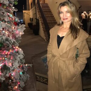 Rena Riffel Instagram - I love my new Winter coat 💗 Thank you @femmeluxeusa❣️Great Holiday fashion at Black Friday prices 💸#luxegalusa #fashion #fashionblogger