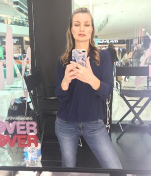 Rena Riffel Instagram - Happy Friday! Hairstyle of the day 🎼 thank you to my amazing hairdresser for the half up half down hairdo 🎬 #hairstyle #selfie #hairdo #workingactress #musical