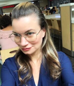 Rena Riffel Instagram - Happy Friday! Hairstyle of the day 🎼 thank you to my amazing hairdresser for the half up half down hairdo 🎬 #hairstyle #selfie #hairdo #workingactress #musical