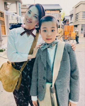 Rena Tanaka Instagram - この可愛いさ！ 小林優仁君。

空襲爆破のシーンでは、私がトムクルーズのように守ってくれた。

なんて言う。そのコメント力！
羨ましいです。😂

NHKドラマ
「軍港の子　よこすかクリーニング　1946」は8月10日放送！
夜10時からです。

是非観て下さいー！